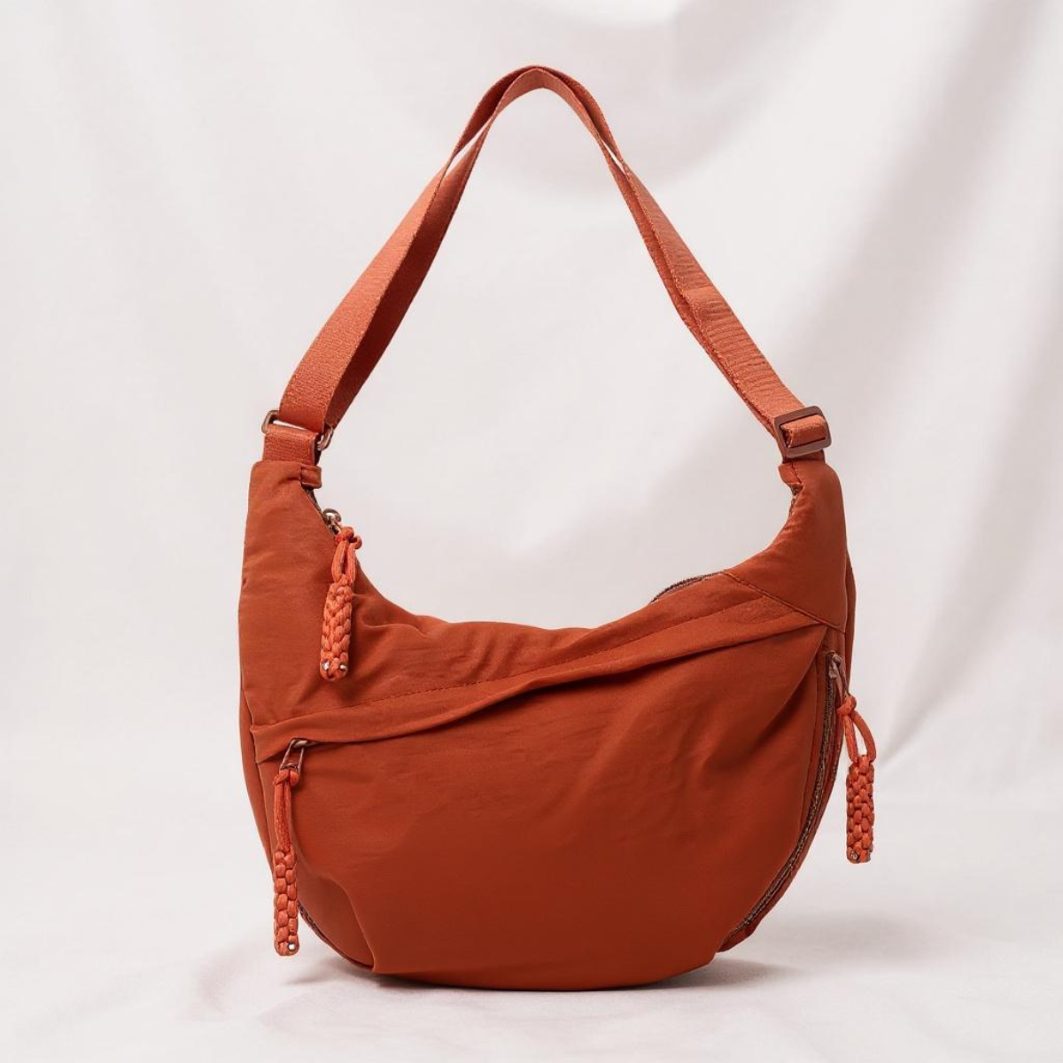 Gioia – Borsa a Spalla a Mezzaluna in Nylon – Spazio Moda